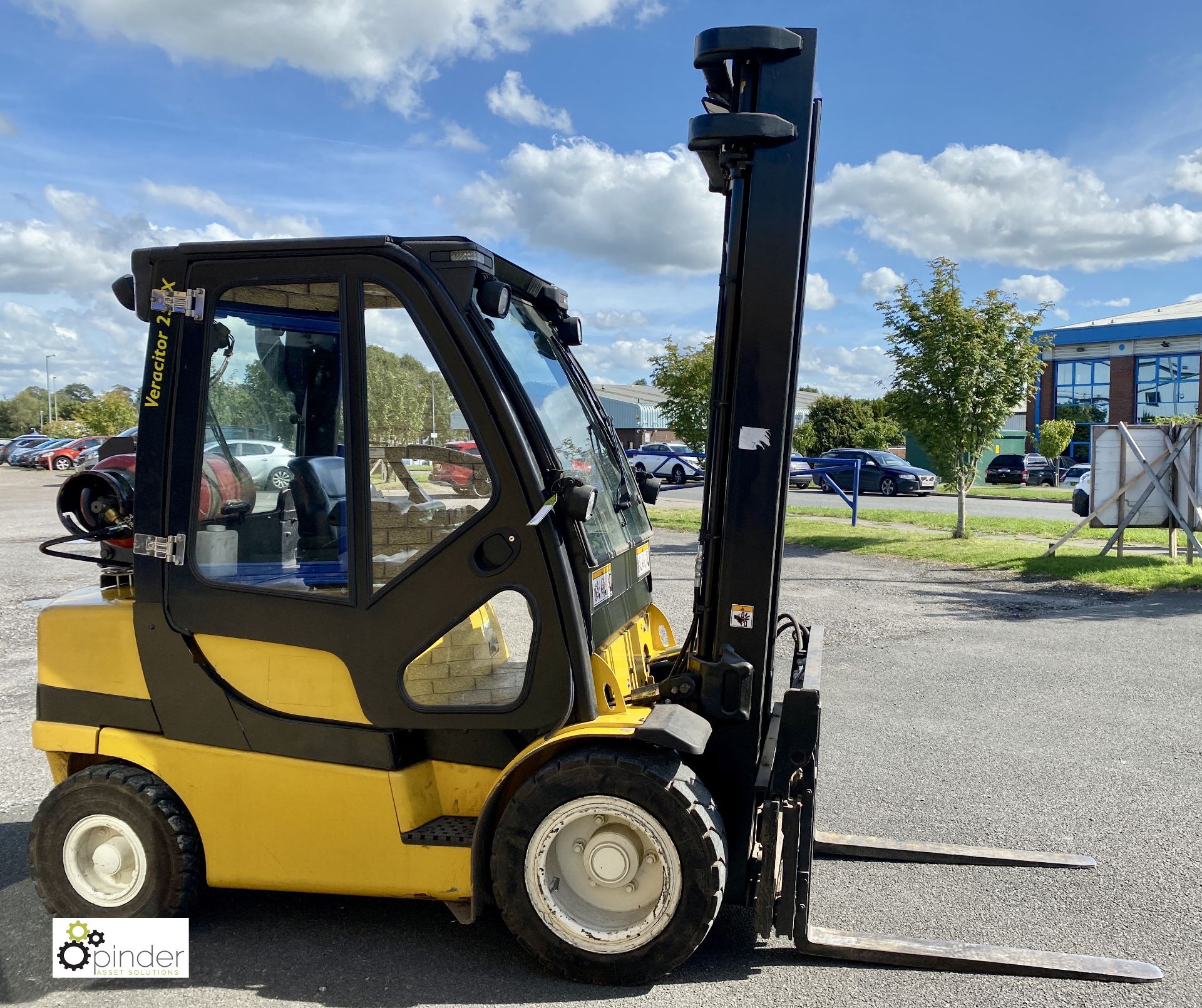 Yale GNP25VX V2770 LPG Forklift Truck, 2500kg, year 2008, all weather cab, side shift, fork - Image 4 of 20