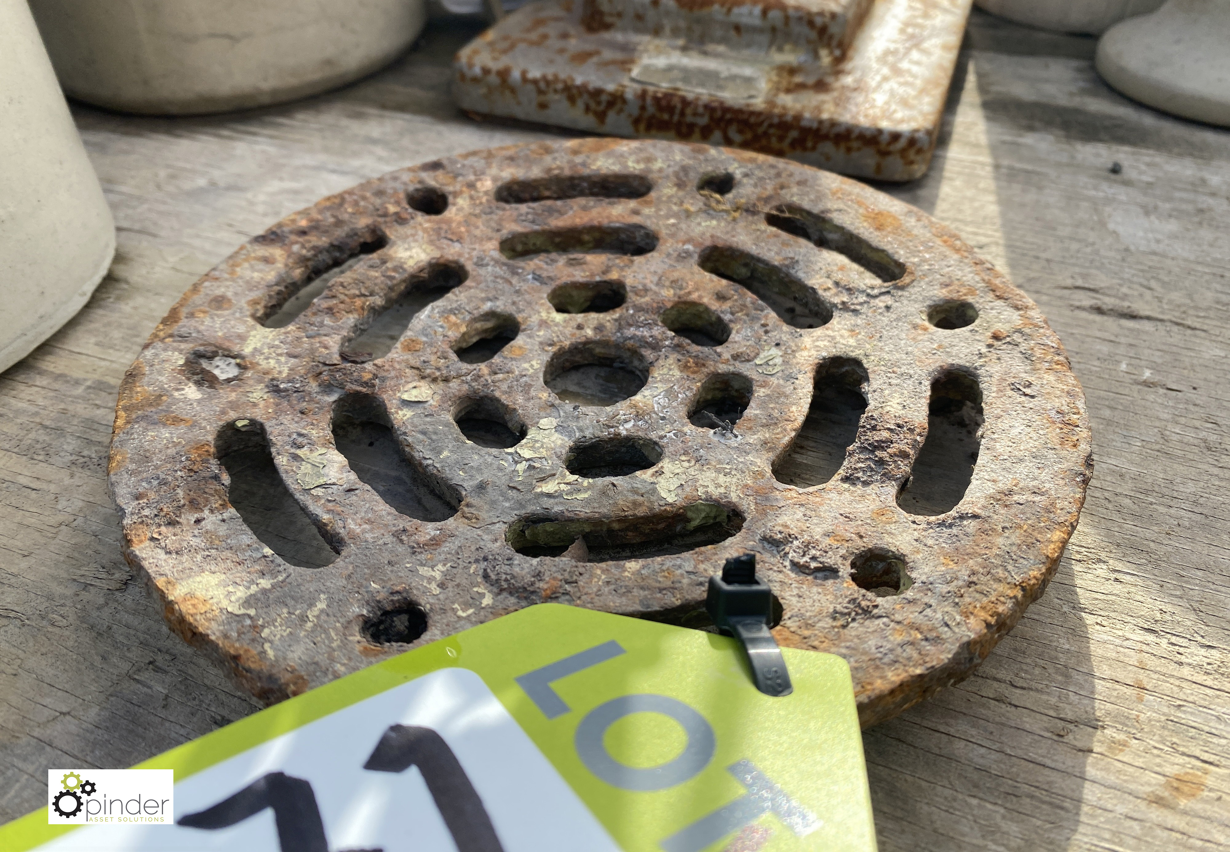 A Victorian cast iron Drain Grate, 7in diameter - Image 2 of 3