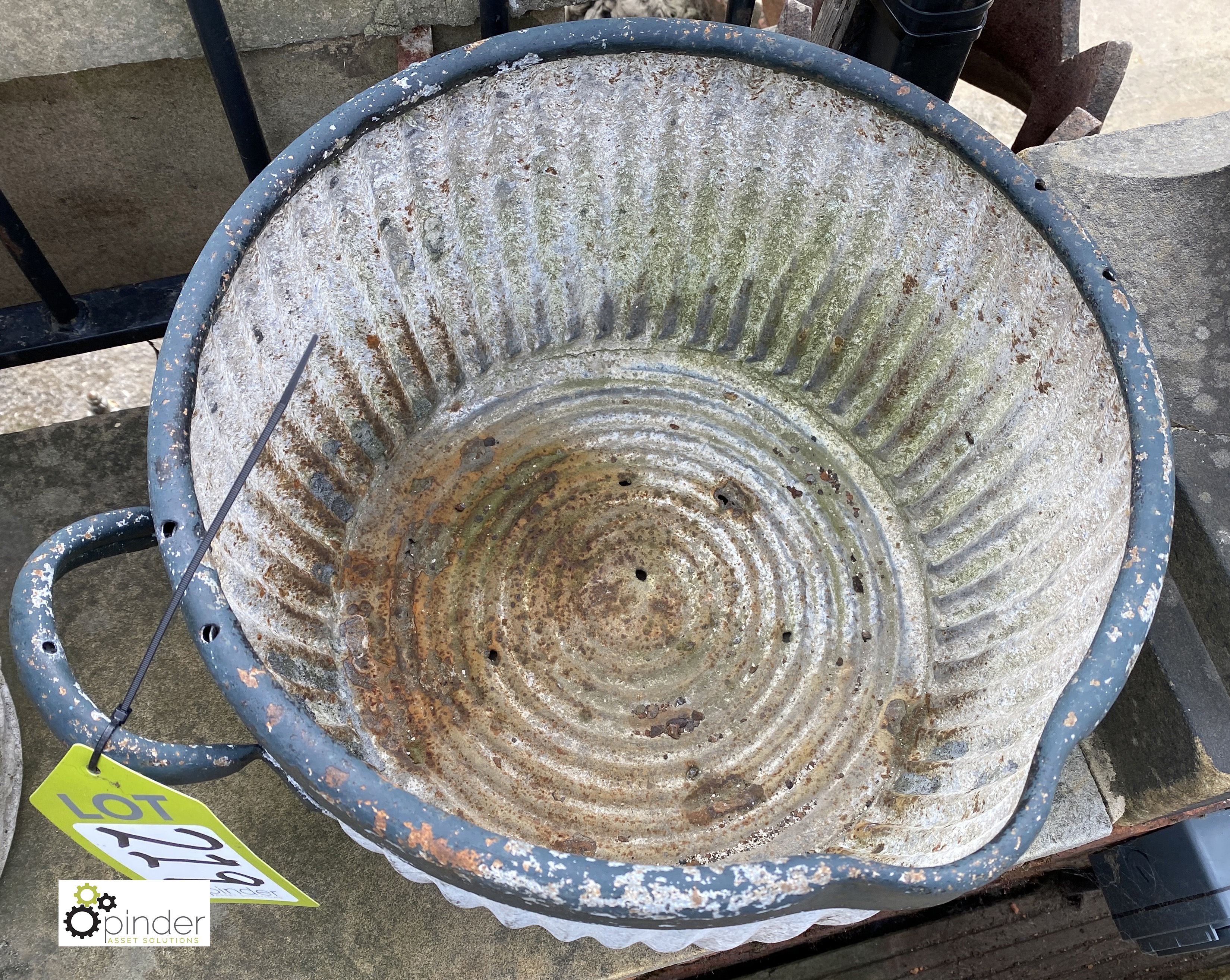 An original galvanised tabletop Dolly Tub, circa 1920s, 9in high x 15in diameter - Image 2 of 4