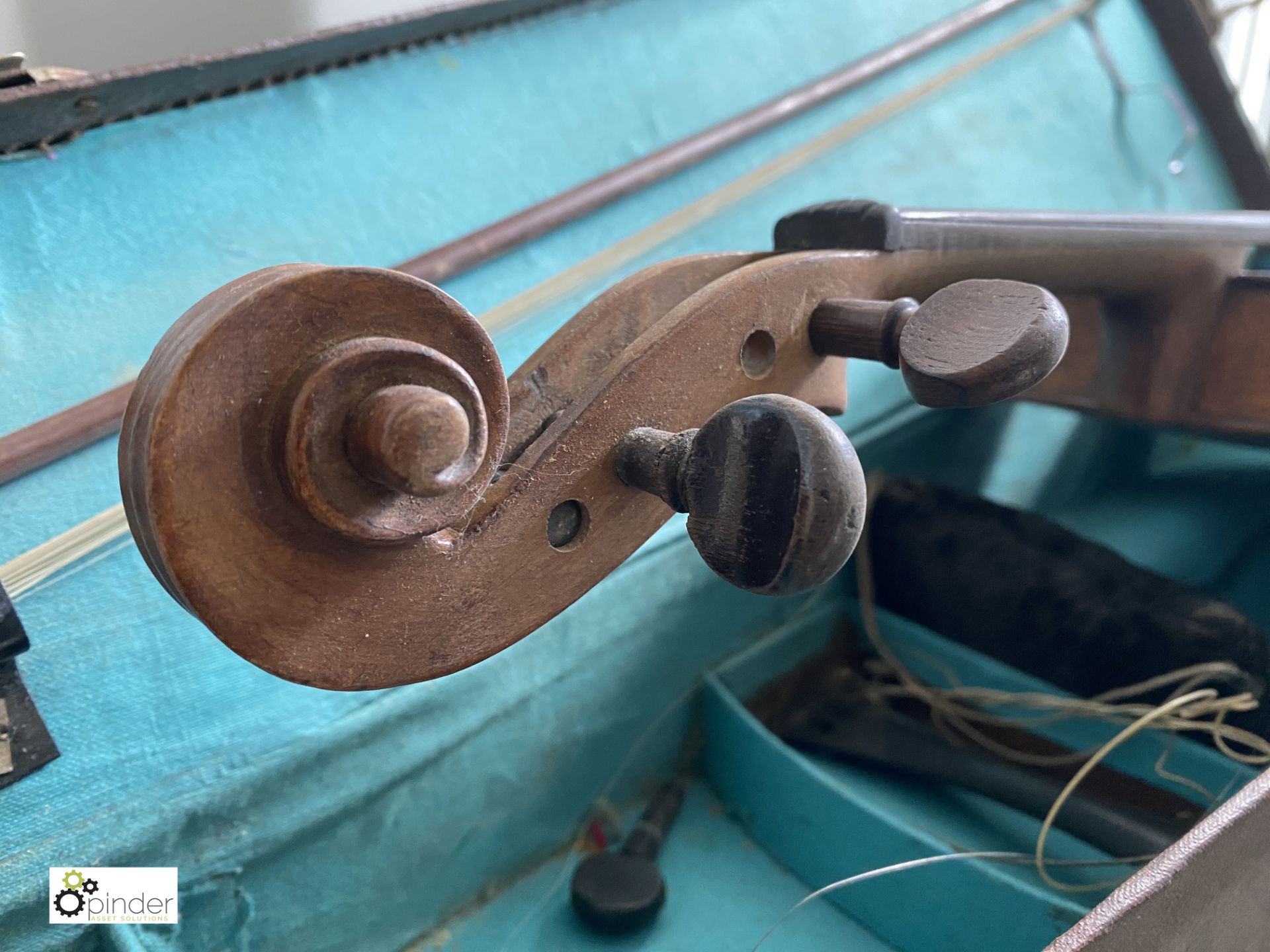 An antique Violin and Bow, in a carry case - Image 4 of 5