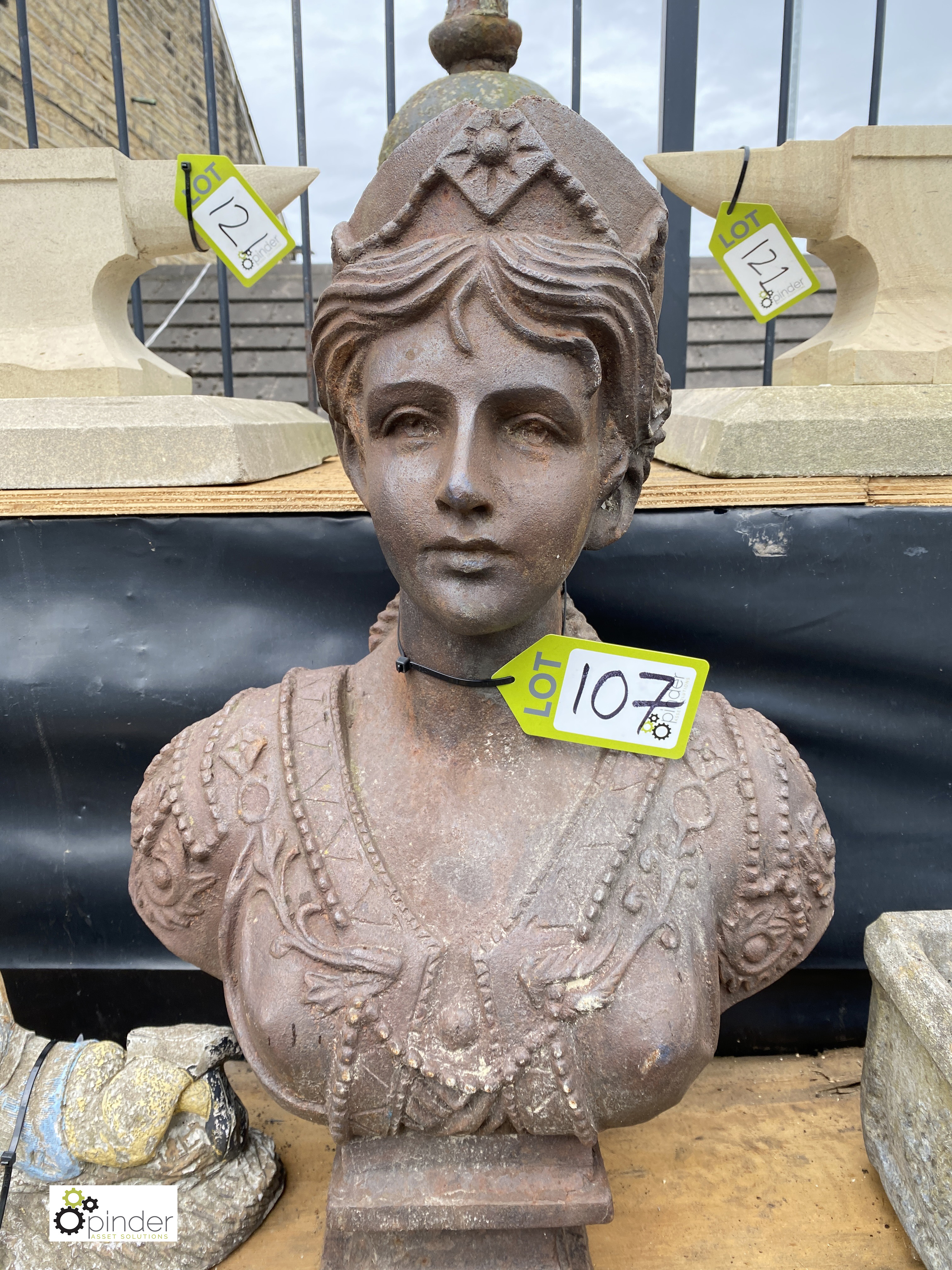 A decorative cast iron Bust of a Lady wearing a crown, 28in high - Image 5 of 6