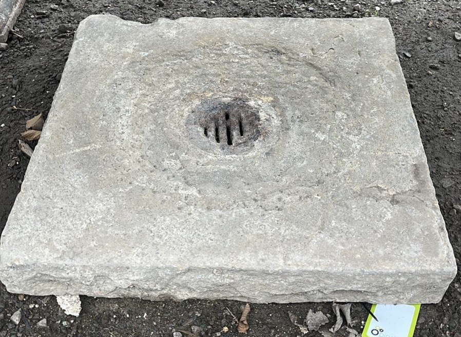 An original Victorian Drain Gully, complete with cast iron grate, 25in x 25in - Image 2 of 4