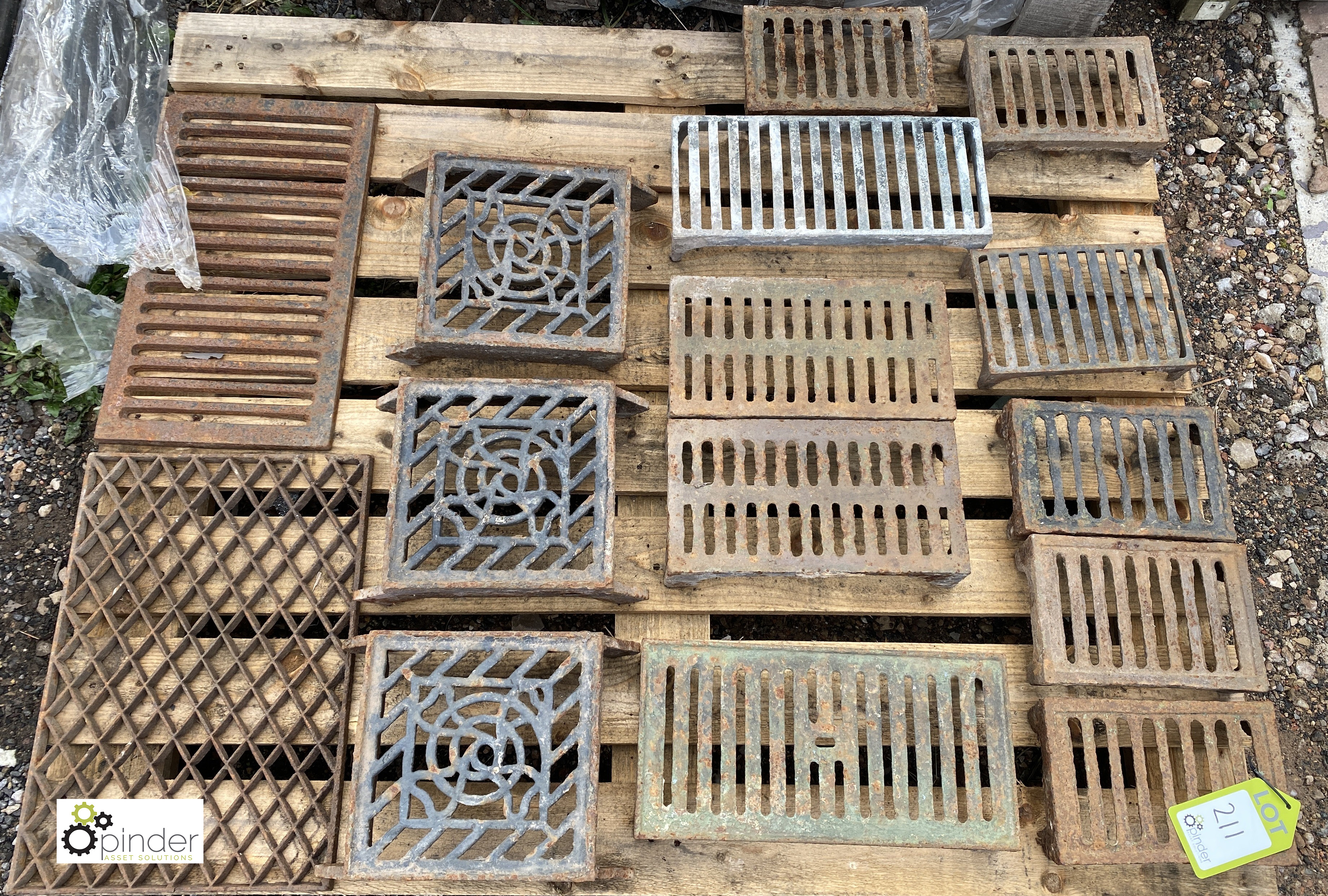 Approx. 15 cast iron reclaimed Air Bricks, to pallet