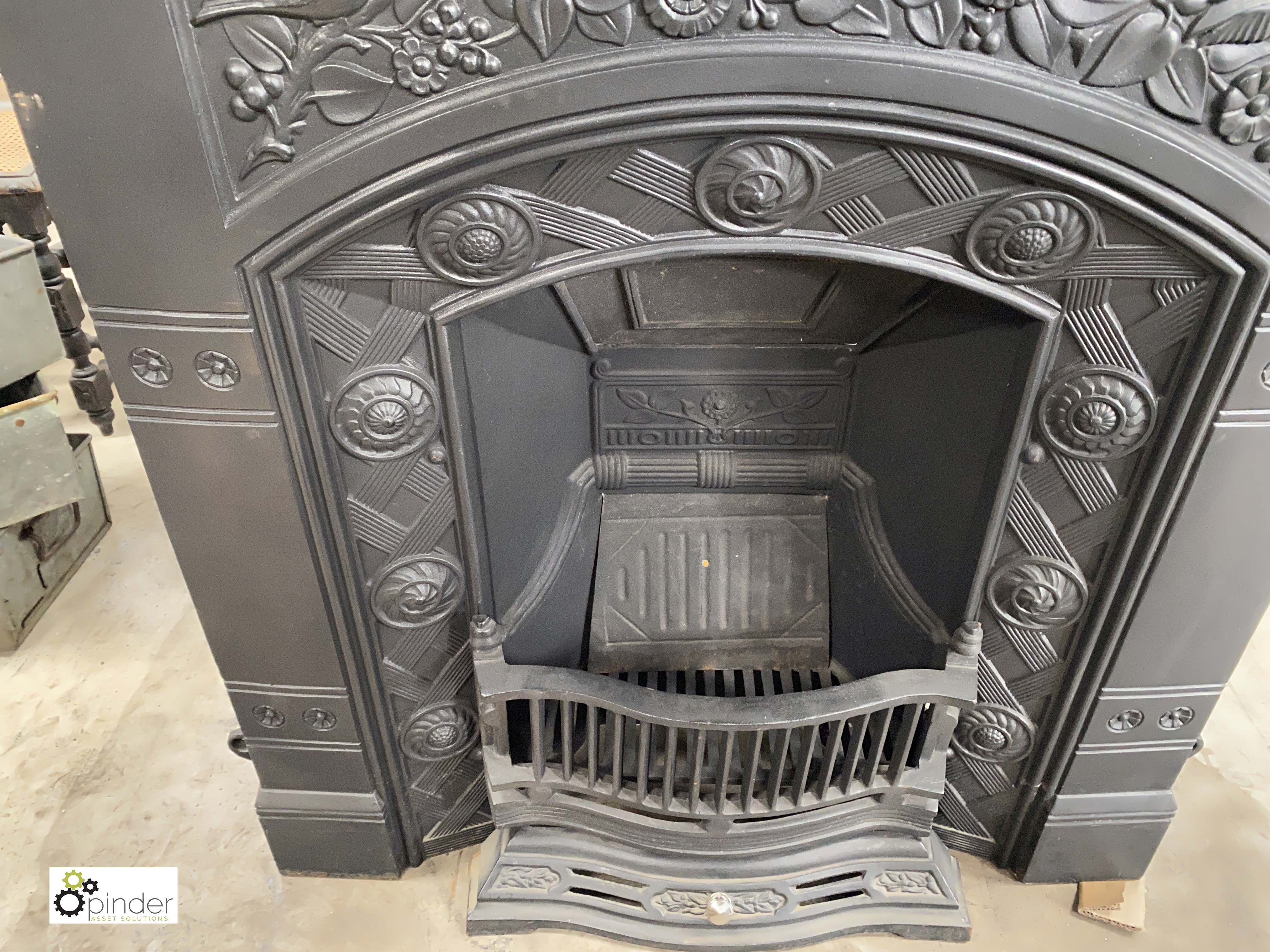 A cast iron combination Victorian Fireplace, 1030mm x 840mm, opening 600mm x 400mm - Image 4 of 5