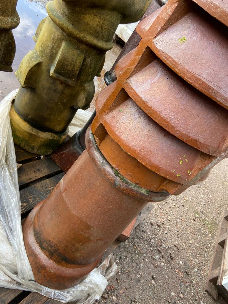 A red glazed reclaimed louvred Chimney Pot, 1350mm - Image 6 of 7