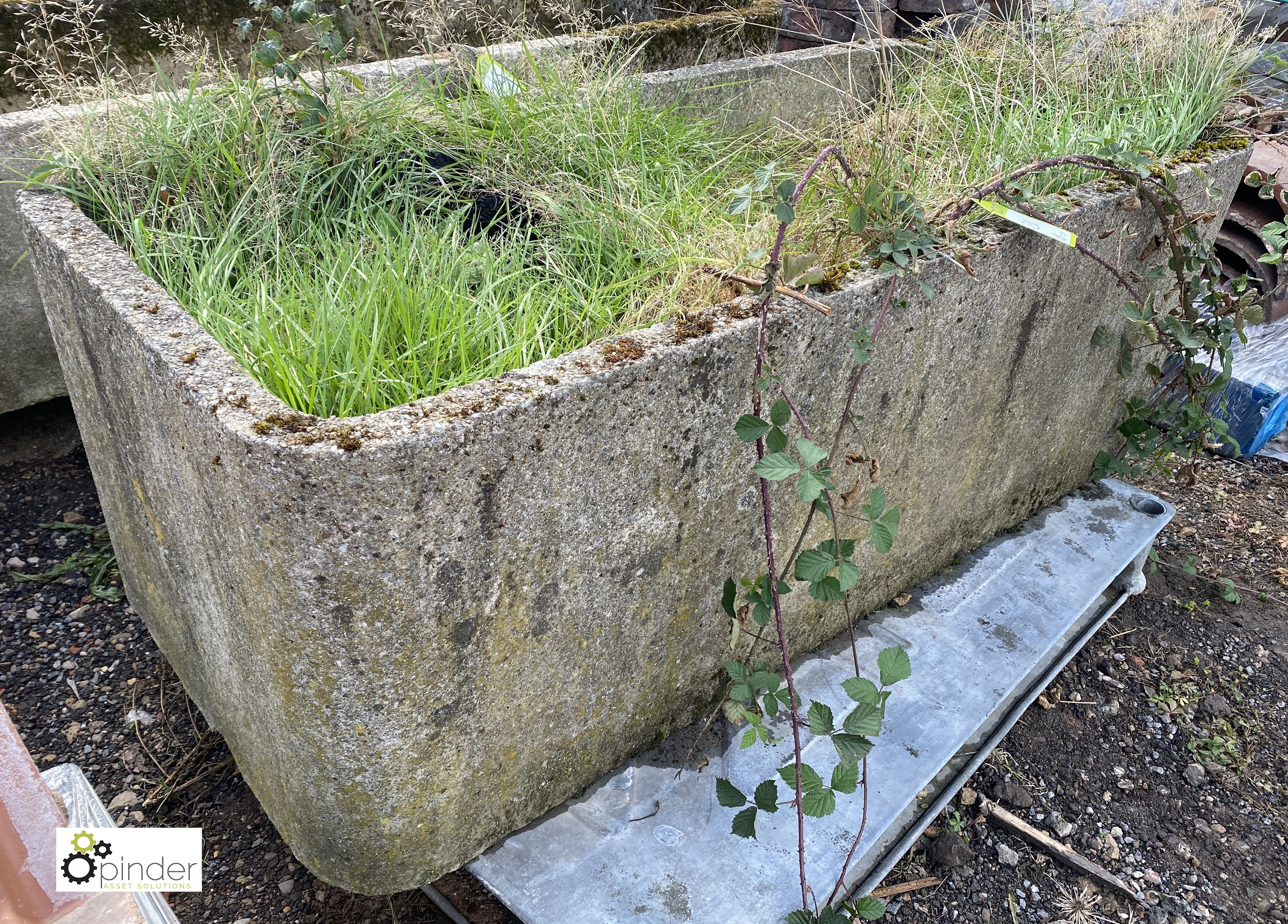 A reclaimed concrete Trough, 530mm high x 700mm wide x 1500mm long - Image 3 of 5