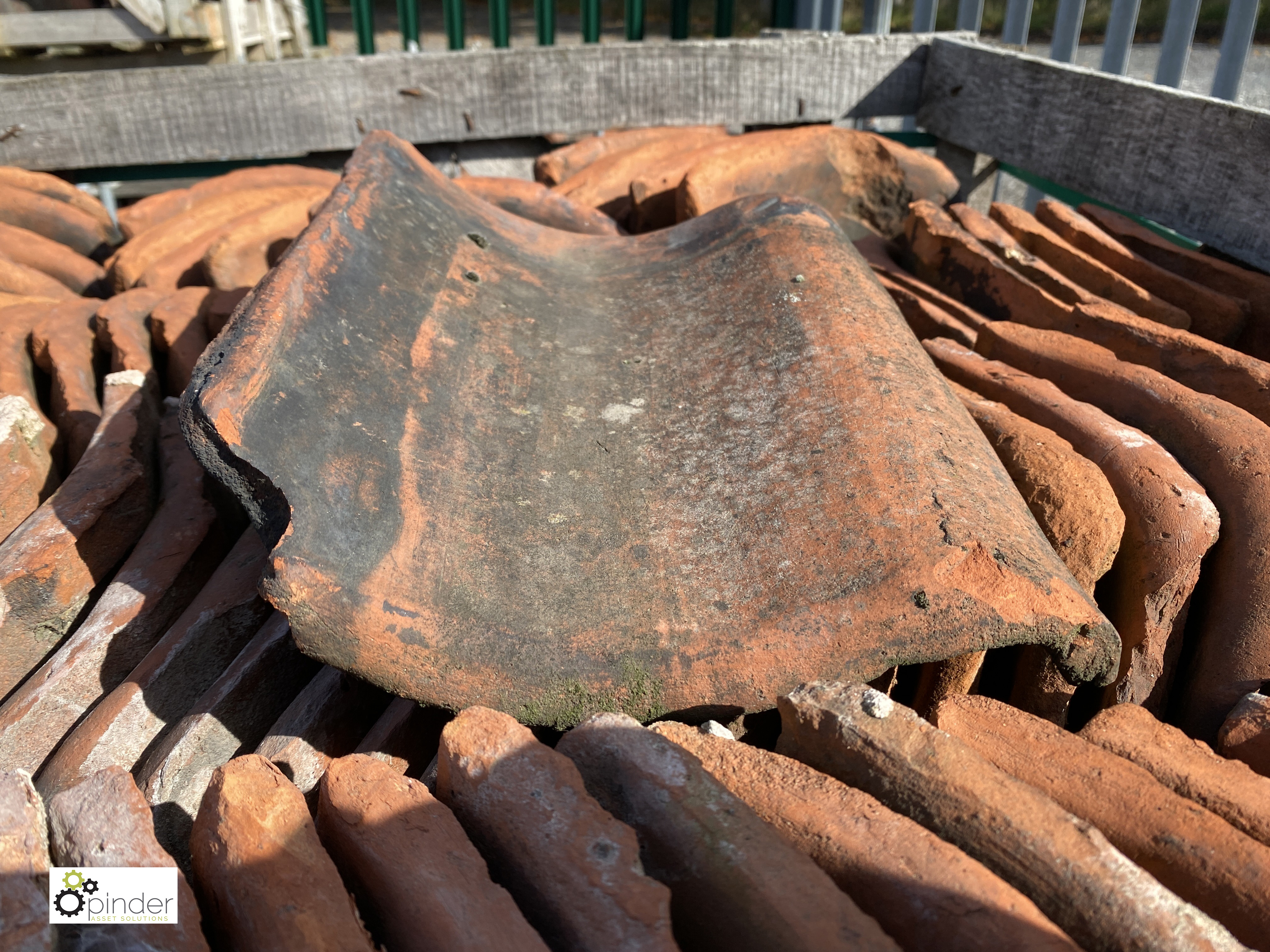 A large quantity reclaimed old English Pantiles, to 4 crates - Image 4 of 12