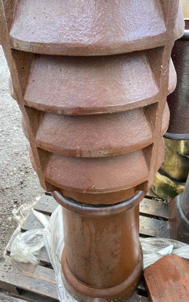 A red glazed reclaimed louvred Chimney Pot, 1350mm - Image 2 of 7