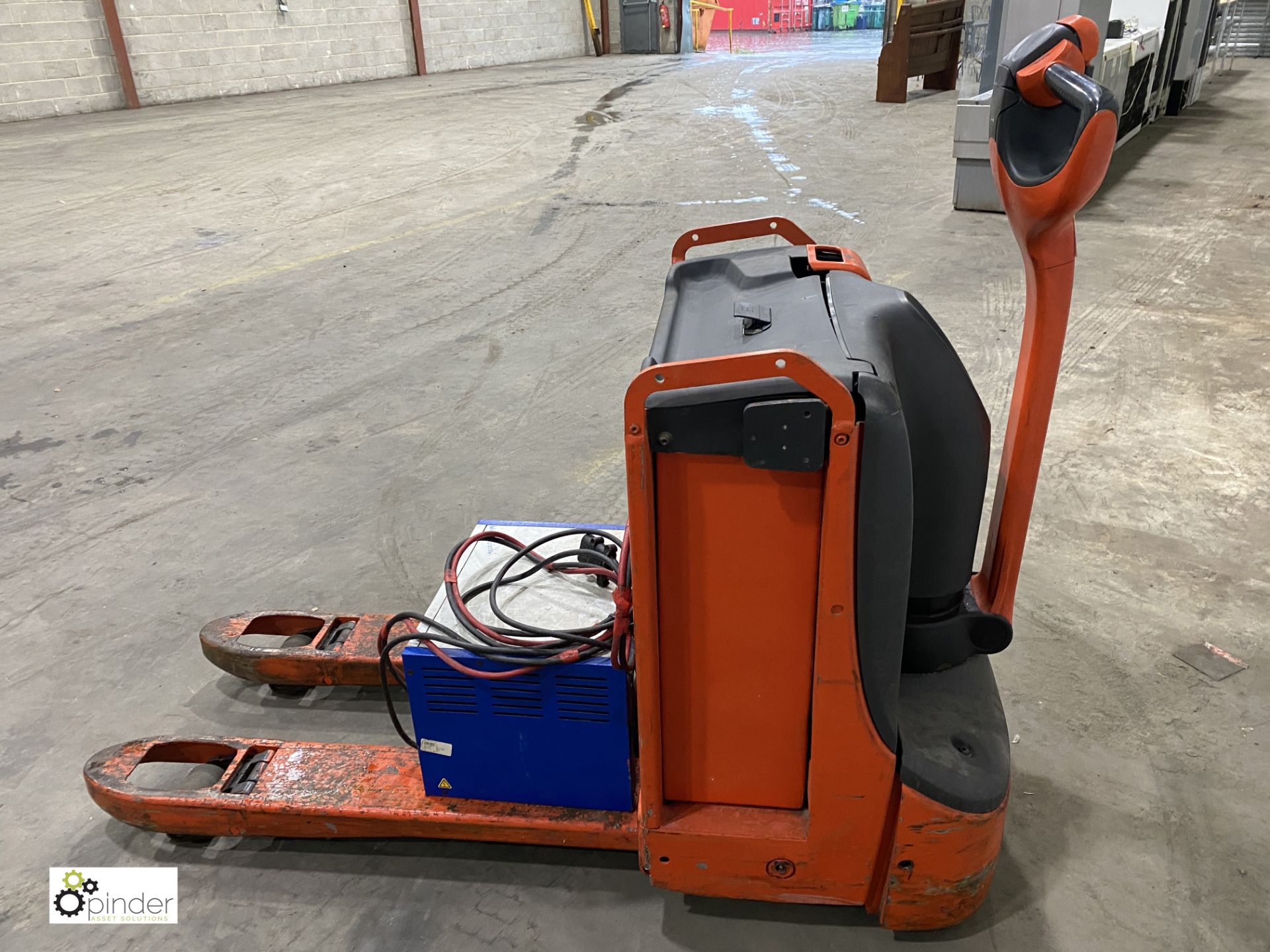 Linde T20 Electric Pedestrian Pallet Truck, 2000kg capacity, 3947hours, with Exide TP24S050S battery - Image 4 of 14