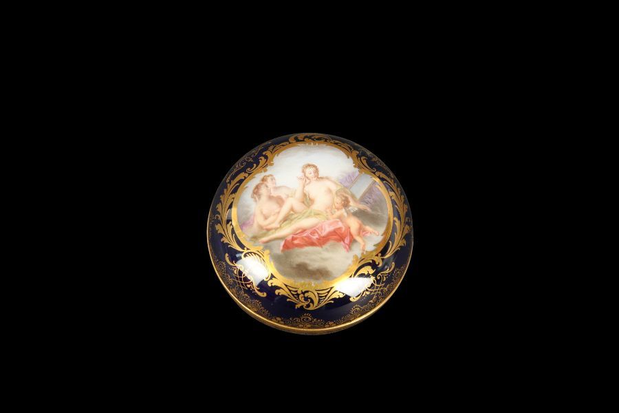 A 19TH CENTURY MEISSEN PORCELAIN PILL BOX DECORATED WITH A SCENE AFTER BOUCHER 'VENUS AND AMOR'