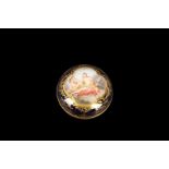 A 19TH CENTURY MEISSEN PORCELAIN PILL BOX DECORATED WITH A SCENE AFTER BOUCHER 'VENUS AND AMOR'