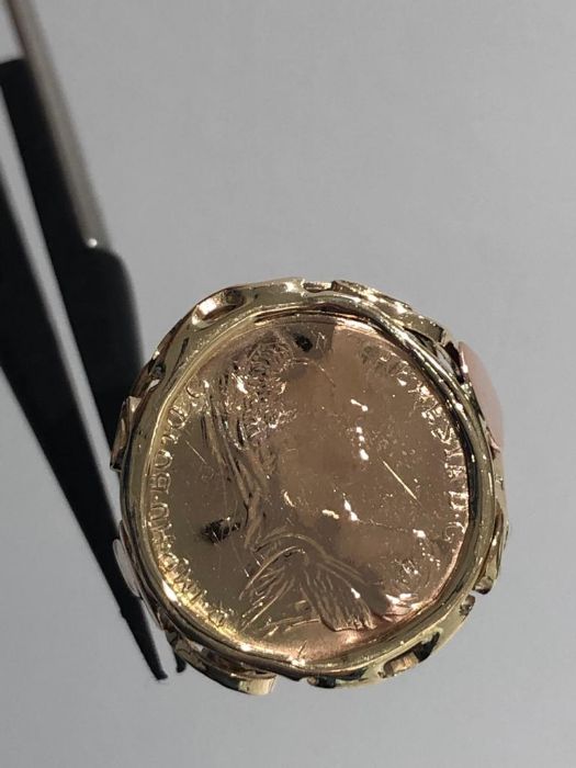 14k yellow gold ring Depicting Queen Elizabeth