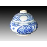 A SAFAVID BLUE & WHITE PORCELAIN BOTTLE, 17TH CENTURY