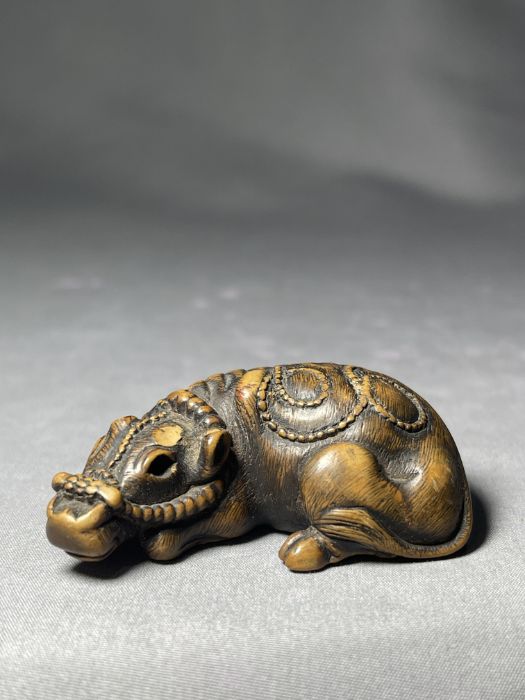 TOMOTADA: A WOOD NETSUKE OF A COW, MEIJI PERIOD - Image 6 of 6