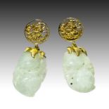 A PAIR OF GOLD SET JADE EARRINGS, QING DYNASTY (1644-1911)