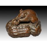 A BOX WOOD NETSUKE DEPICTING A RAT, 19TH CENTURY, MEIJI PERIOD