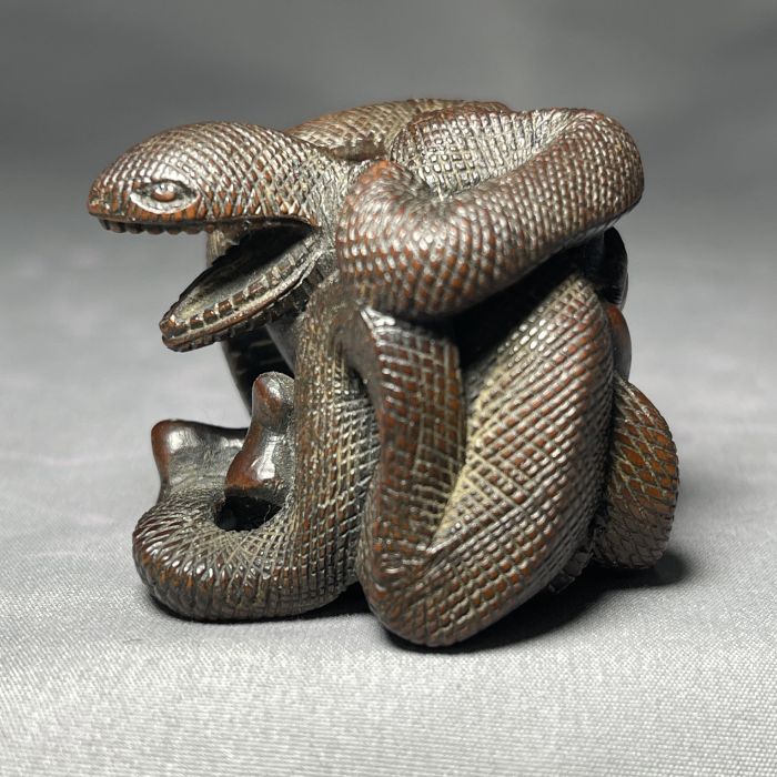 AN EROTIC SNAKE ENTANGLED LADY WOOD NETSUKE, MEIJI PERIOD, 19TH CENTURY - Image 7 of 8