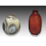 A CHINESE AGATE & RED GLASS SNUFF BOTTLE, QING DYNASTY (1644-1911)