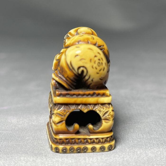 AN IVORY NETSUKE OF A KARAKO, MEIJI PERIOD - Image 5 of 5