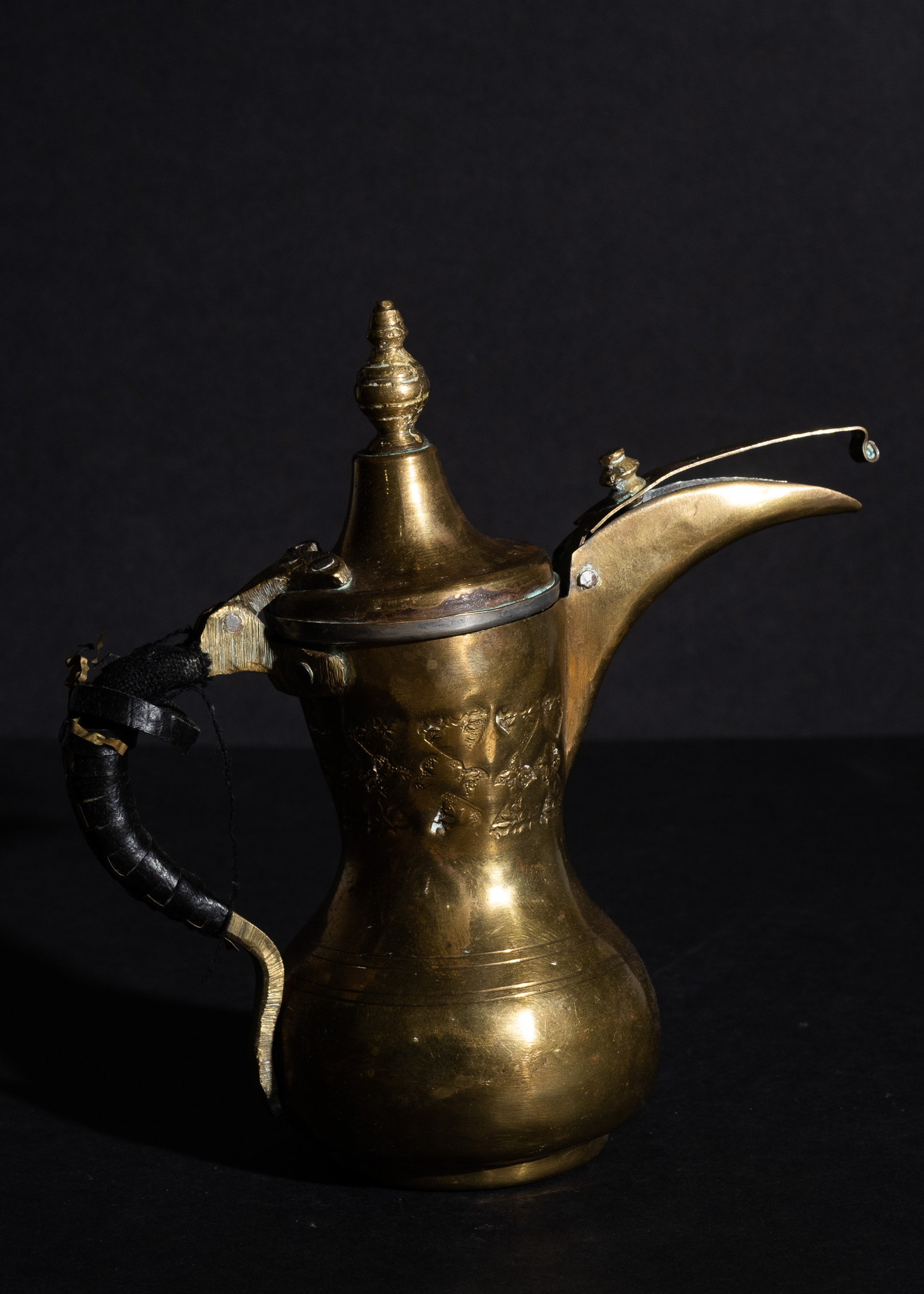 A MIDDLE EASTERN BRASS COFFEE POT, ARABIC, 19TH CENTURY