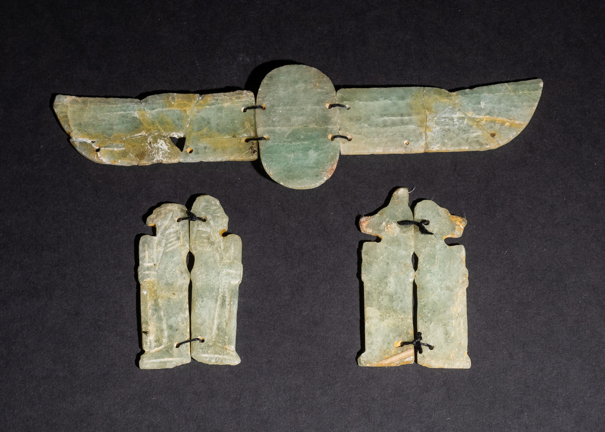A HIGHLY RARE EGYPTIAN AGATE ENGRAVED WINGED SCARAB & BASTET AND PHARAOH AMULETS - Image 3 of 3