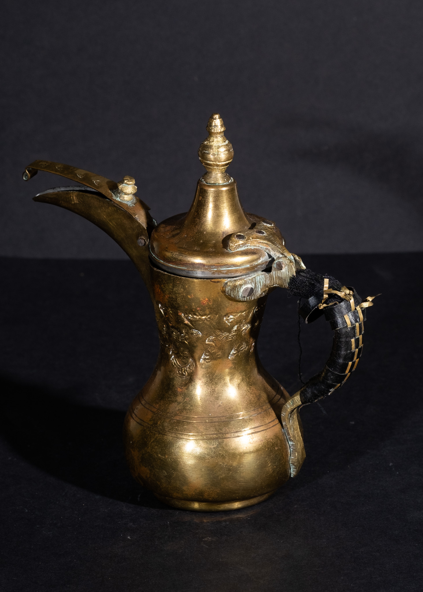 A MIDDLE EASTERN BRASS COFFEE POT, ARABIC, 19TH CENTURY - Bild 2 aus 2