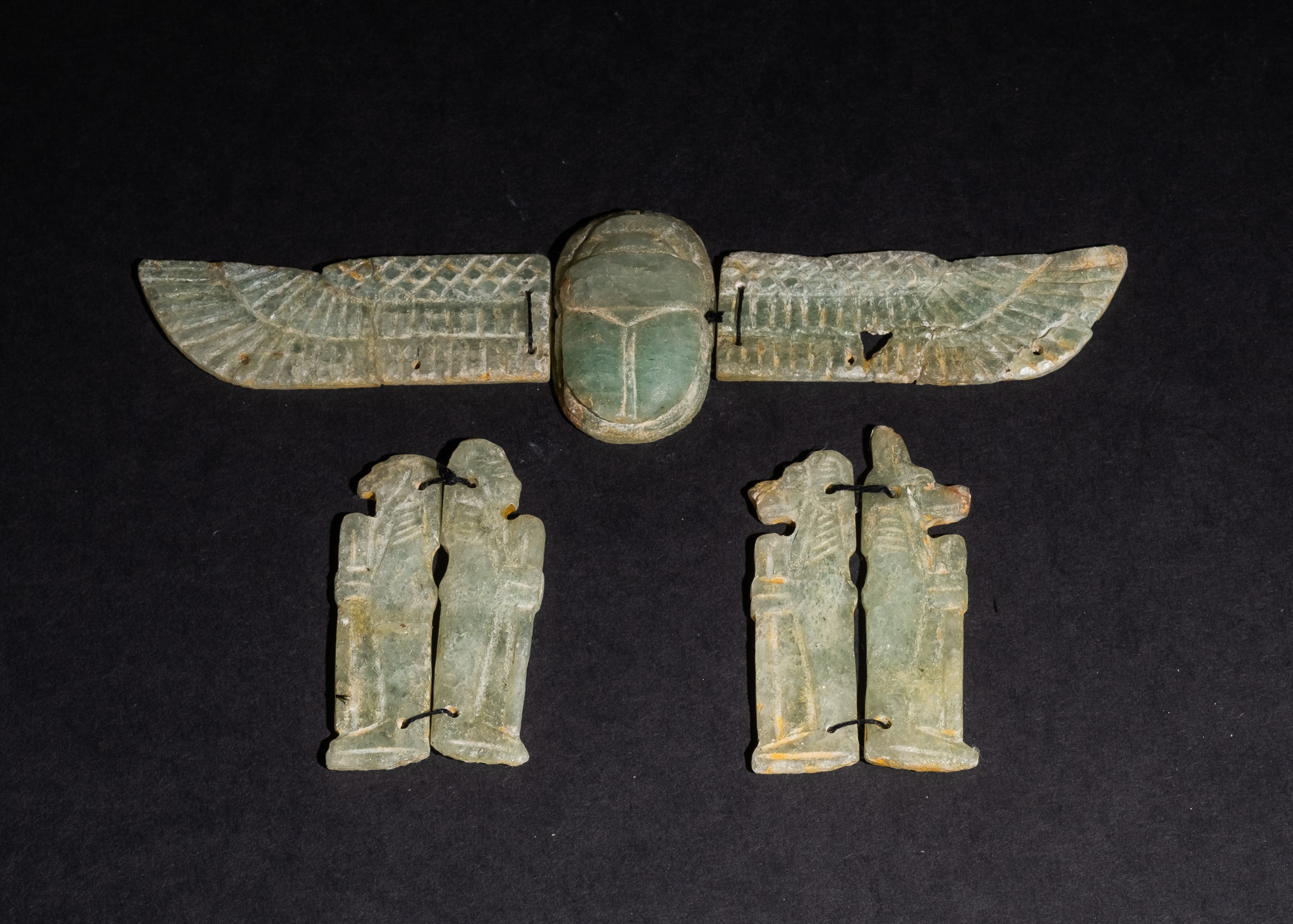 A HIGHLY RARE EGYPTIAN AGATE ENGRAVED WINGED SCARAB & BASTET AND PHARAOH AMULETS