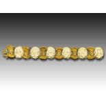 A CHINESE GOLD & CARVED FILIGREE BRACELET, QING DYNASTY (1644-1911), 18TH CENTURY