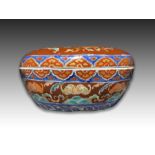 A JAPANESE IMARI LIDDED BOX