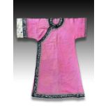 A CHINESE EMBROIDED PINK SILK ROBE, QING DYNASTY (1644-1911)