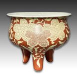 A JAPANESE MAKUZU TRIPOD CENSER BOWL, UNDERGLAZE CORAL RED DECORATION, MEIJI PERIOD