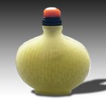 A CHINESE JADE SNUFF BOTTLE WITH A CORAL TOP, QING DYNASTY (1644-1911)