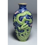 A CHINESE OVERLAY PORCELAIN DRAGON SNUFF BOTTLE, QING DYNASTY (1644-1911)
