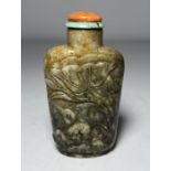 A CHINESE SOAPSTONE CARVED SNUFF BOTTLE, QING DYNASTY (1644-1911)