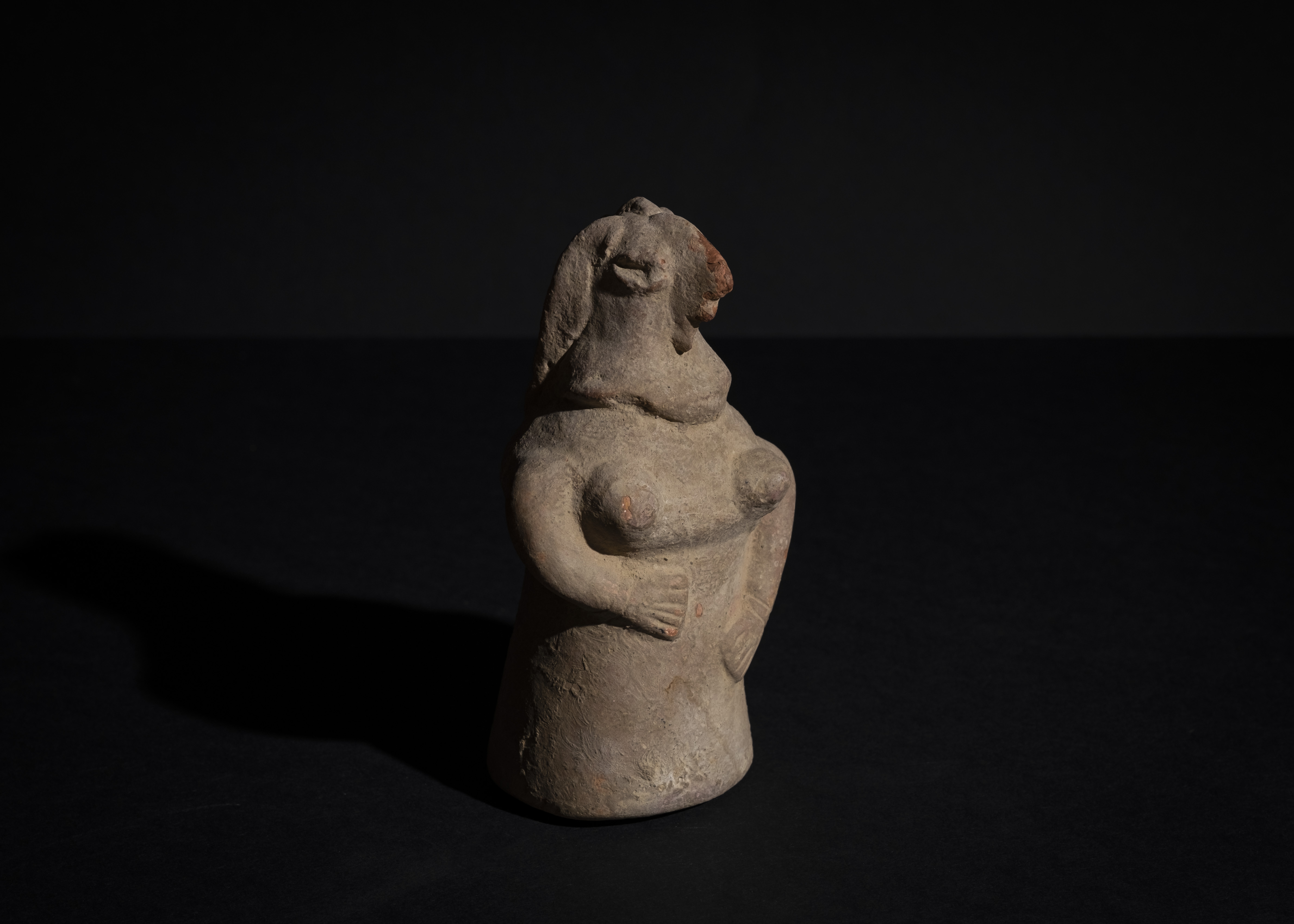 AN INDUS VALLEY HARAPPA TERRACOTTA FIGURE, POSSIBLY REPRESENTING MOTHER EARTH, 2ND MILLENIUM B.C - Image 2 of 2