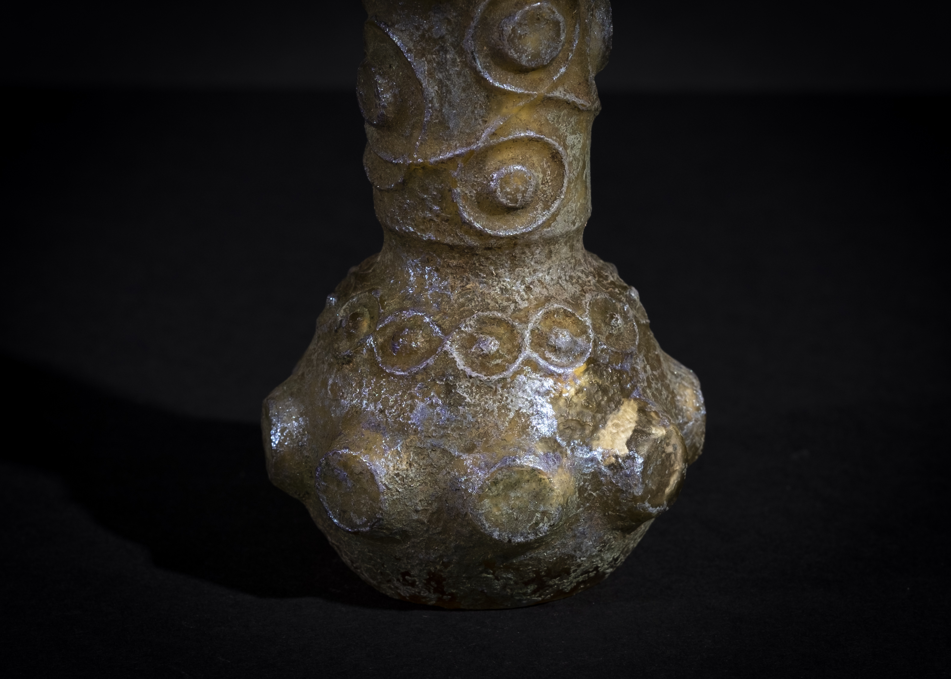 AN ELABORATED ISLAMIC MOULD GLASS BOTTLE - Image 2 of 2