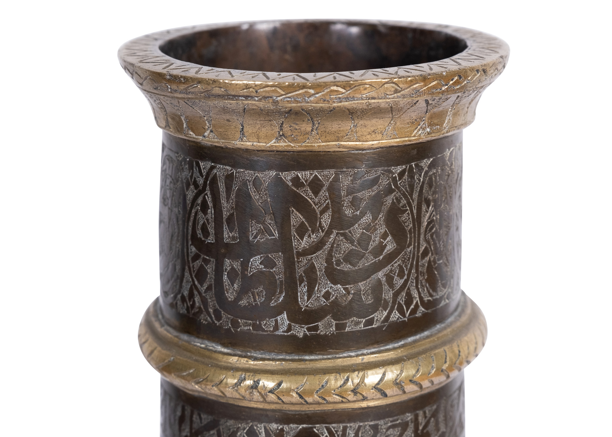 A ZAND OR QAJAR DYNASTY ENGRAVED CALLIGRAPHIC BRASS TORCH STAND MASH'AL PROBABLY SHIRAZ - Bild 2 aus 4