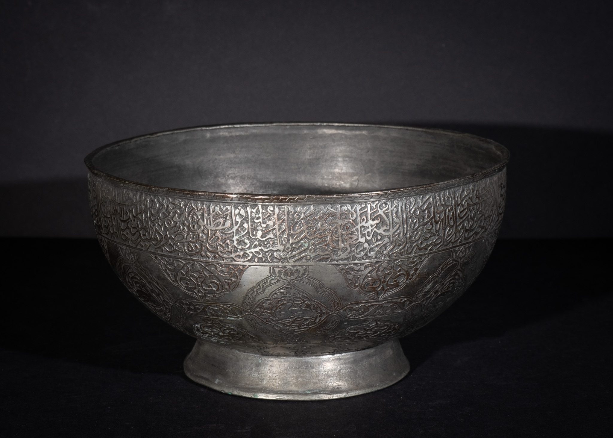 AN ISLAMIC FOOTED TINNED COPPER BASIN LATE SAFAVID, 18TH CENTURY