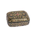 A MUGHAL SPINACH JADE GEM SET ON GOLD LIDDED BOX, 18TH/19TH CENTURY