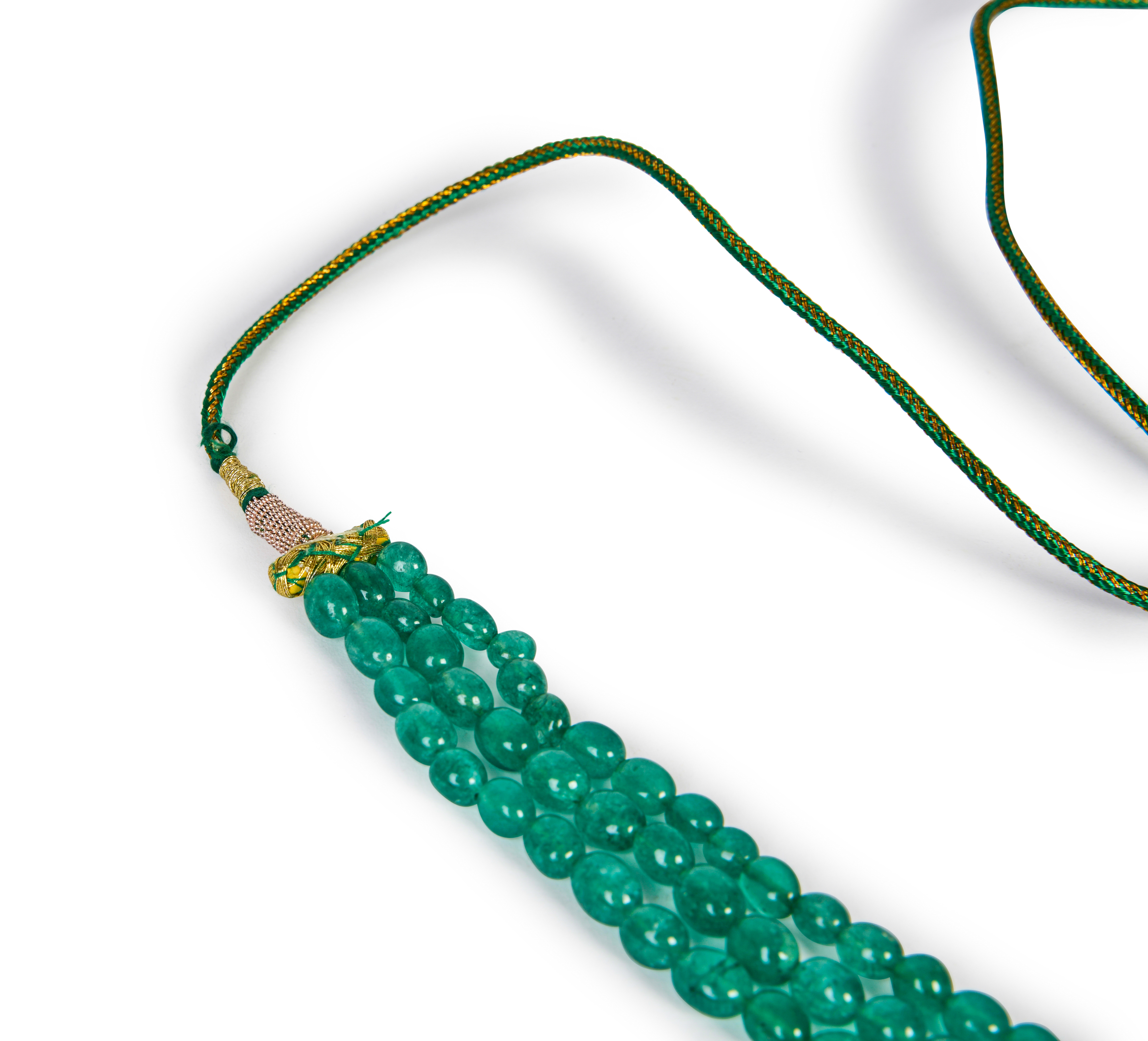 AN INDIAN EMERALD THREE STRAND NECKLACE, 20TH CENTURY - Image 2 of 3