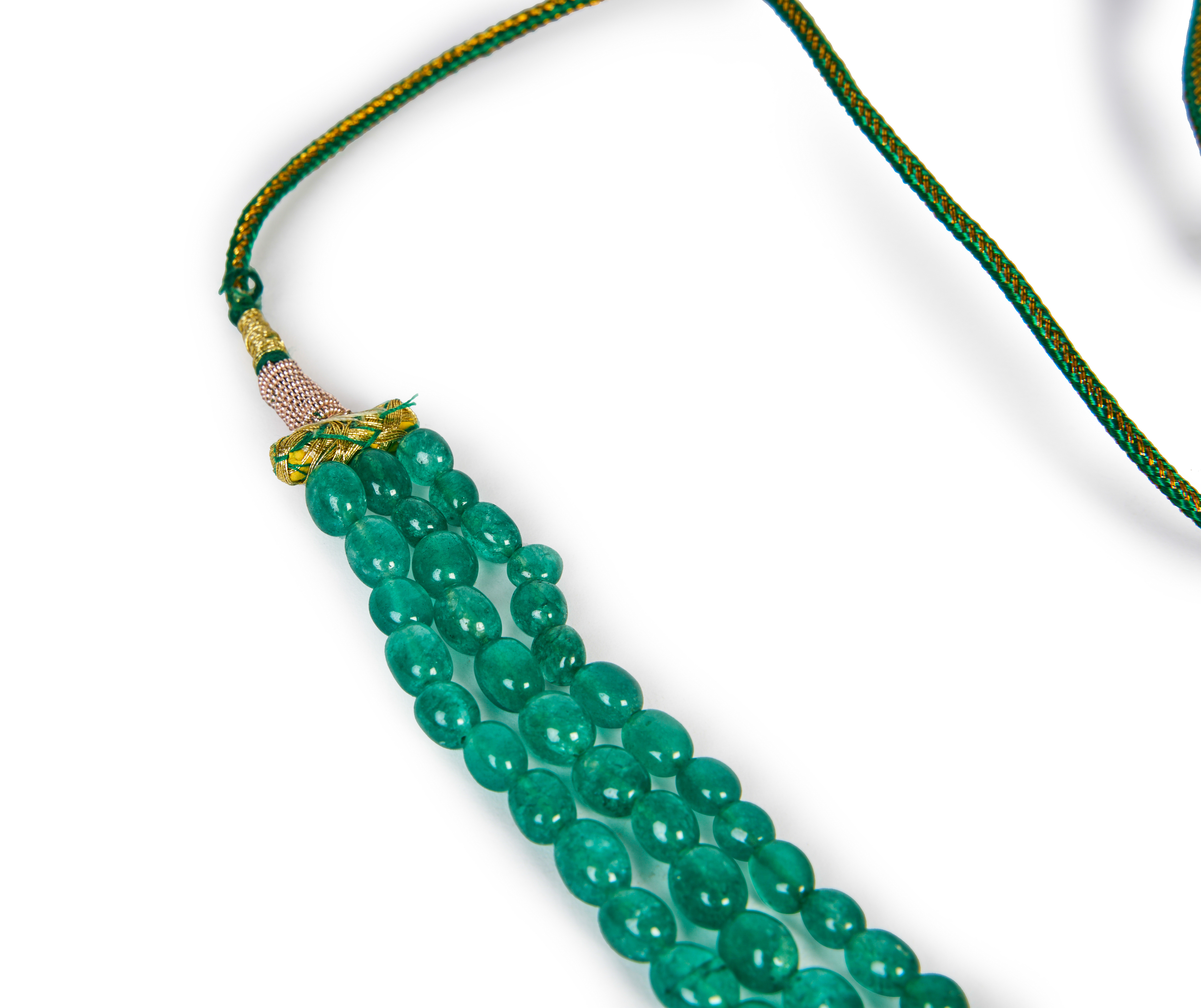 AN INDIAN EMERALD THREE STRAND NECKLACE, 20TH CENTURY - Image 3 of 3
