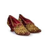 A PAIR OF SULTANA VELVET & GOLD METAL THREAD SHOES, 18TH CENTURY, OTTOMAN