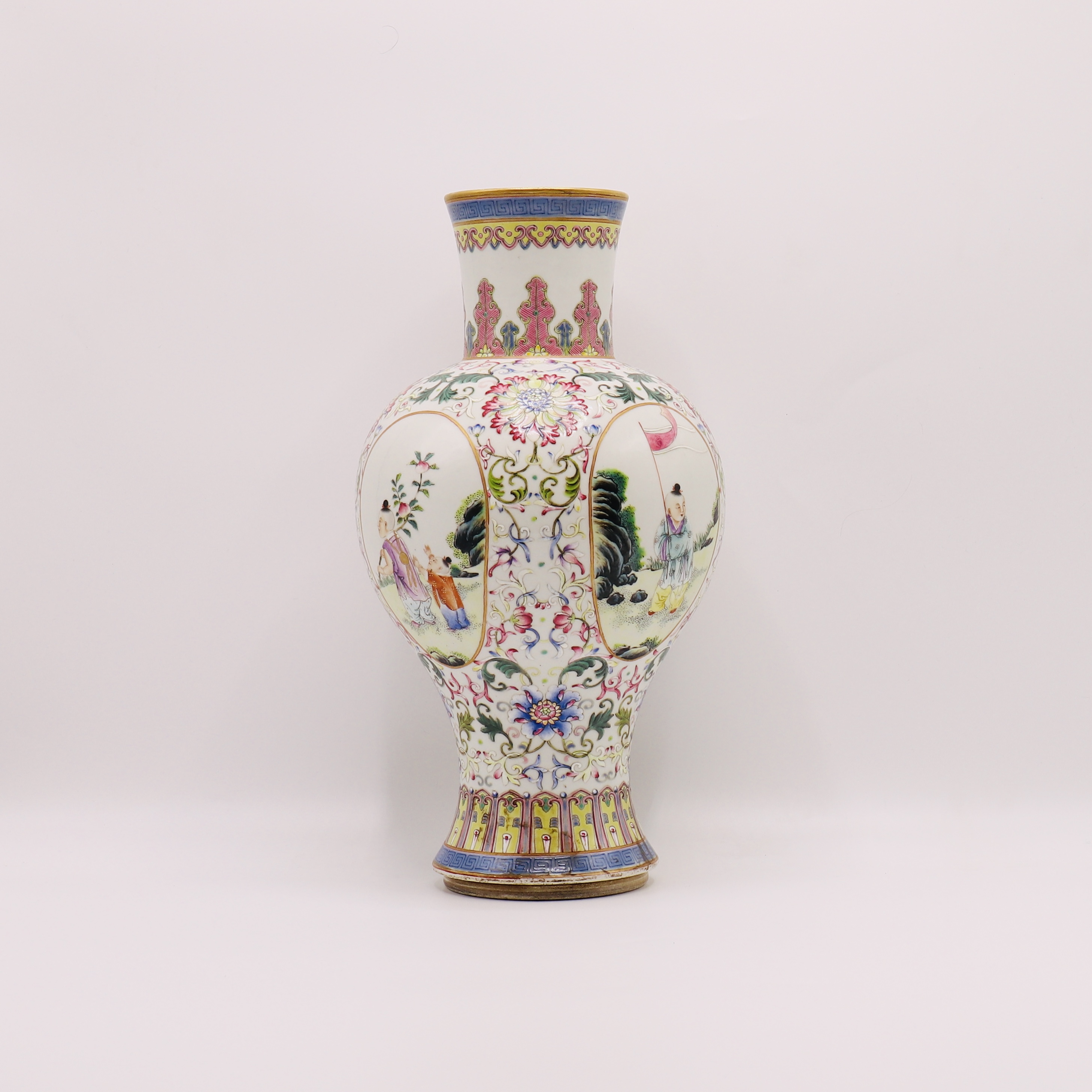 A CHINESE FAMILLE ROSE VASE, QING DYNASTY (1644-1911) - Image 5 of 7