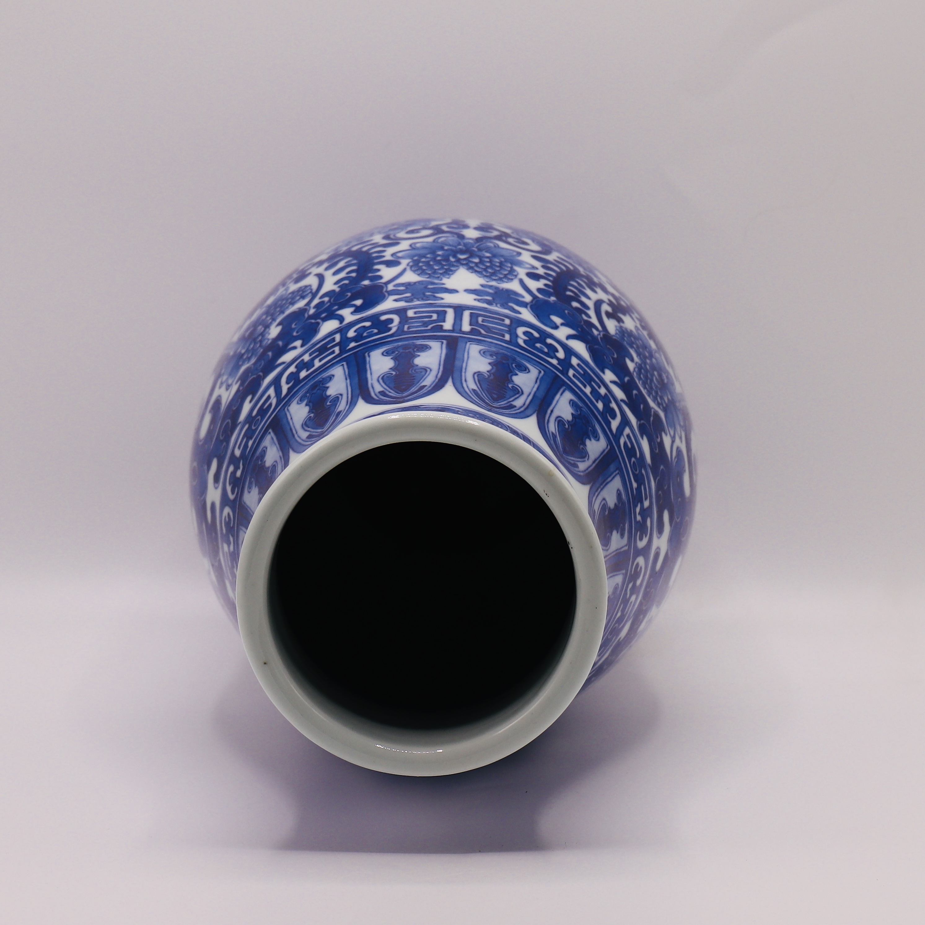 A CHINESE BLUE & WHITE VASE, QIANLONG SEAL MARK BUT PROBABLY LATER QING DYNASTY (1644-1911) - Image 4 of 6