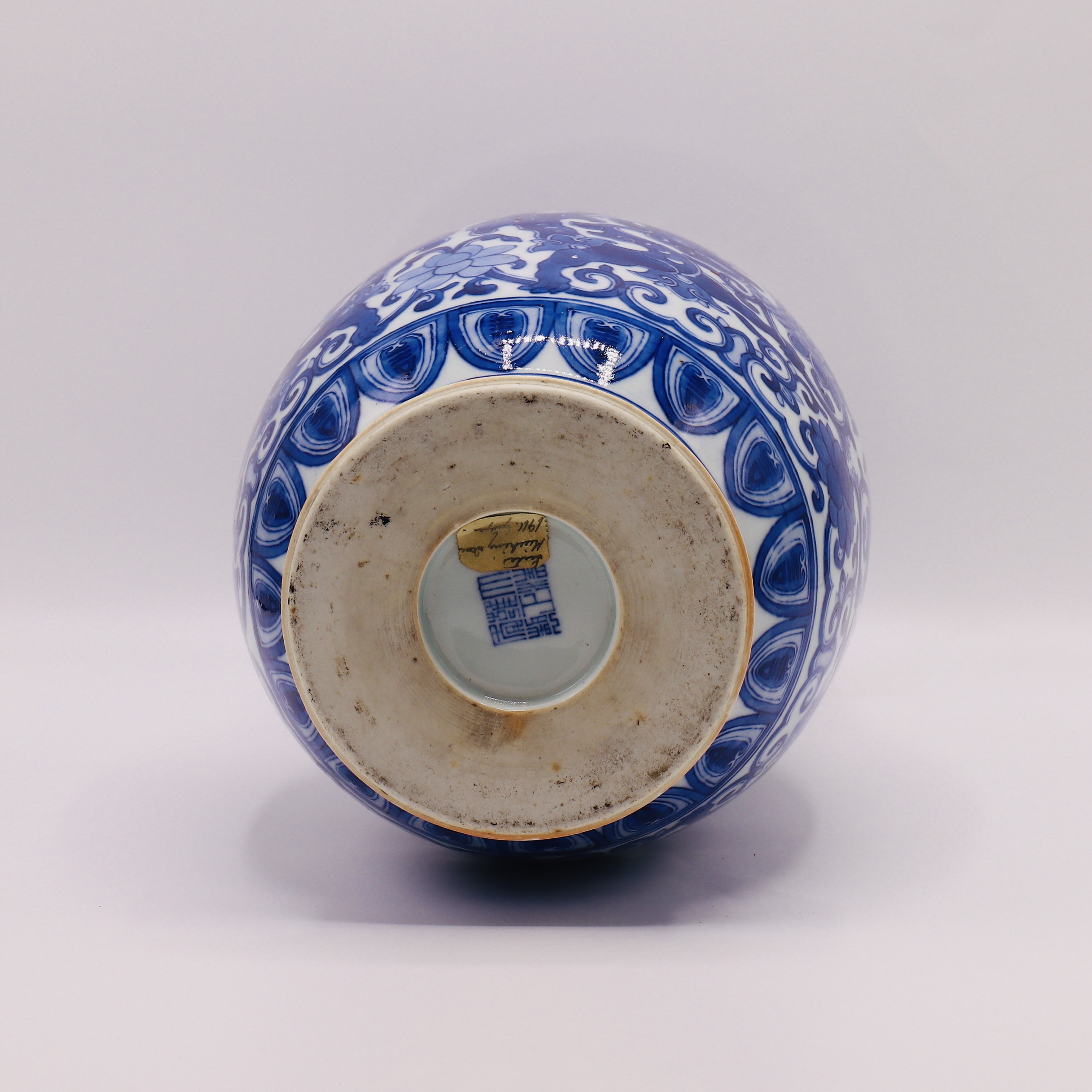 A CHINESE BLUE & WHITE VASE, QIANLONG SEAL MARK BUT PROBABLY LATER QING DYNASTY (1644-1911) - Image 5 of 6