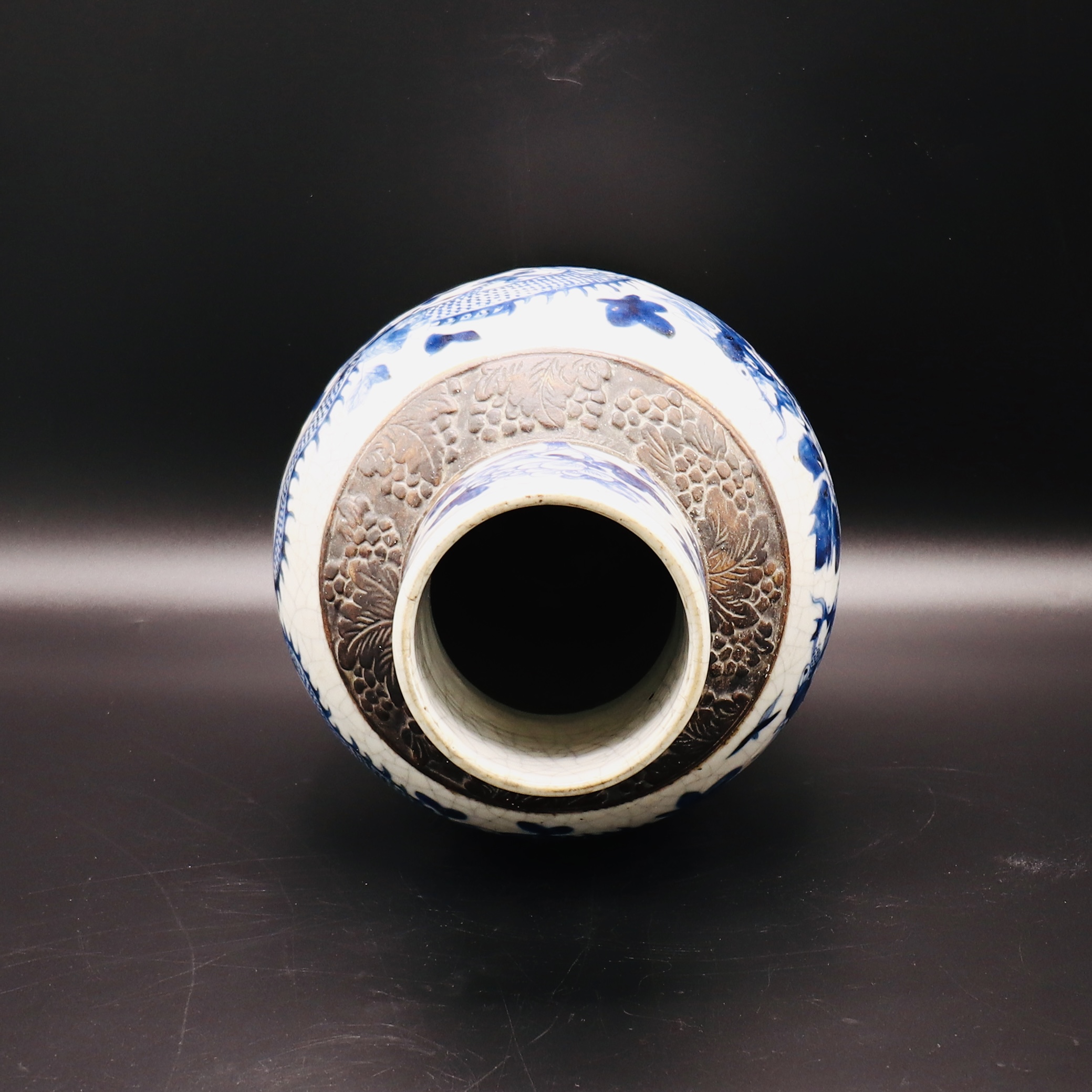 A CHINESE BLUE & WHITE CRACKLE VASE DEPICTING DRAGONS, 19TH CENTURY - Image 7 of 8