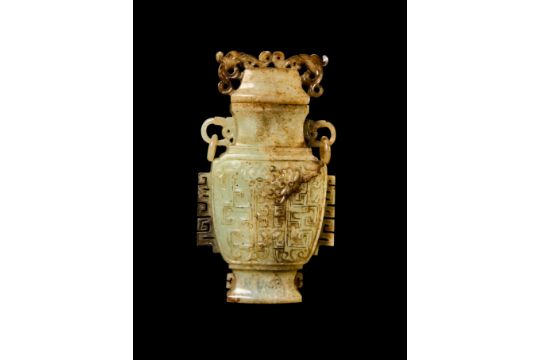 A JADE LIDDED VASE, QING DYNASTY (1644-1911) - Image 2 of 3