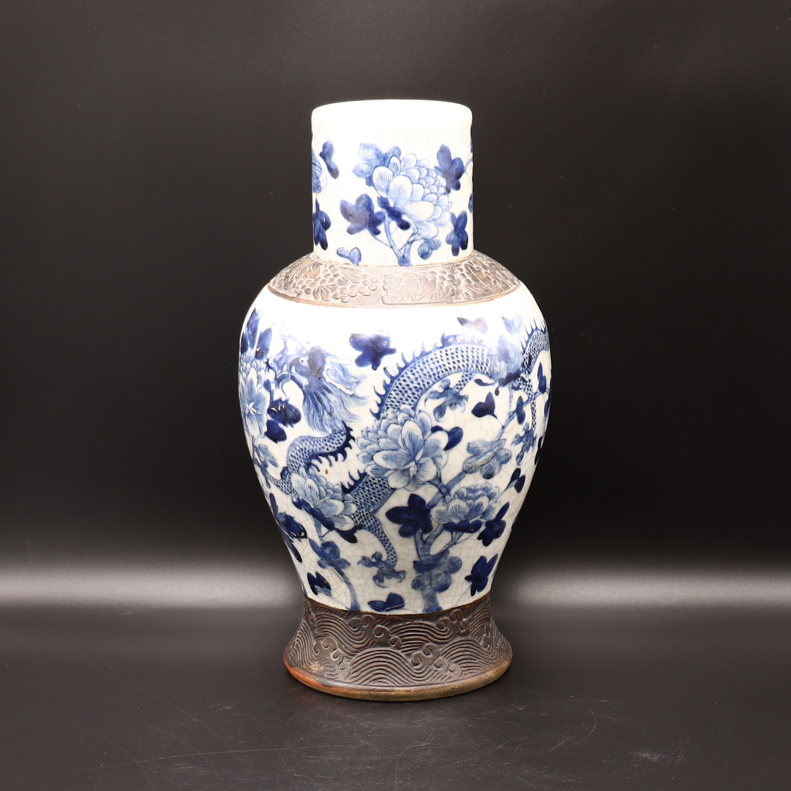 A CHINESE BLUE & WHITE CRACKLE VASE DEPICTING DRAGONS, 19TH CENTURY - Image 4 of 8