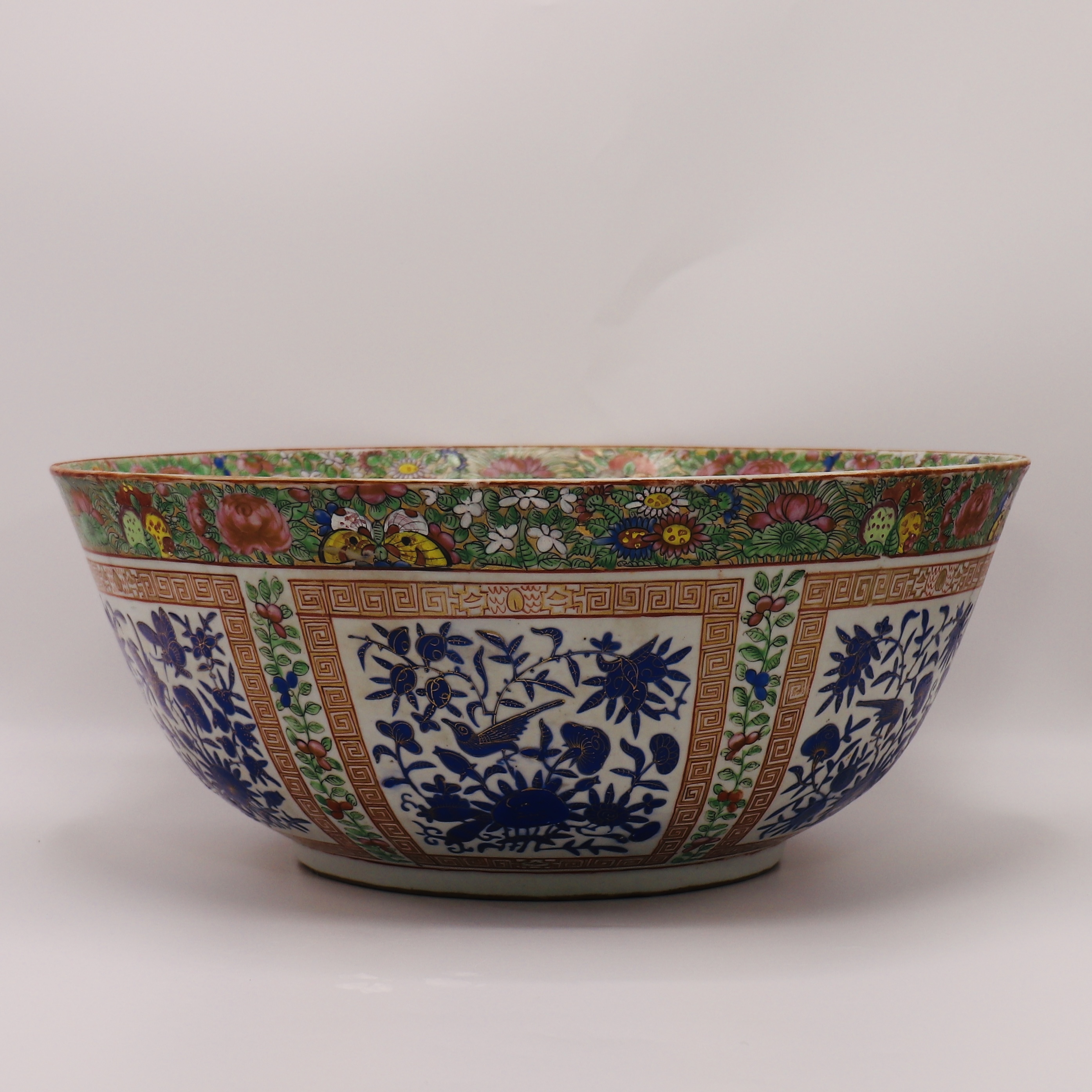 A LARGE CHINESE FAMILLE ROSE PUNCH BOWL WITH ISLAMIC INSCRIPTION, QING DYNASTY (1644-1911) - Image 3 of 6