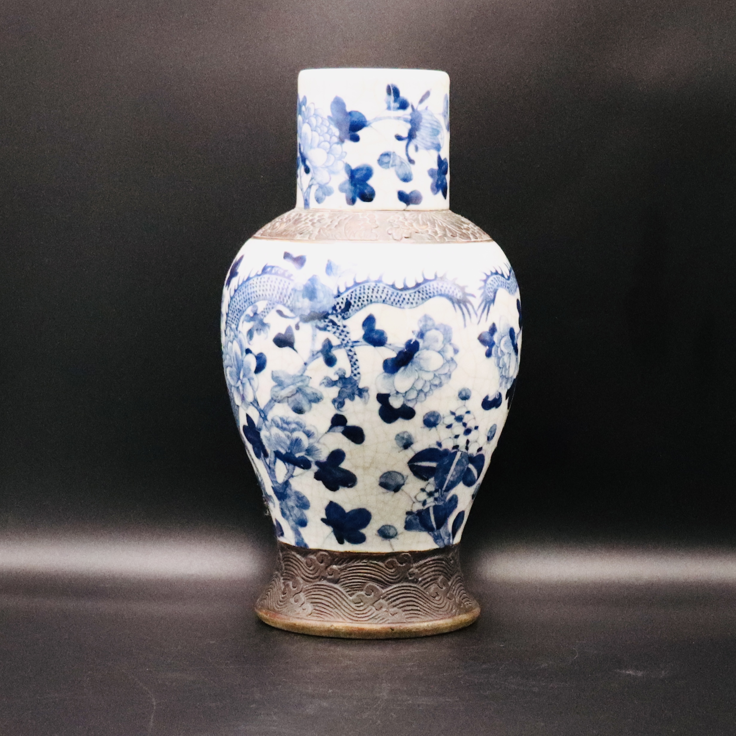 A CHINESE BLUE & WHITE CRACKLE VASE DEPICTING DRAGONS, 19TH CENTURY - Image 2 of 8